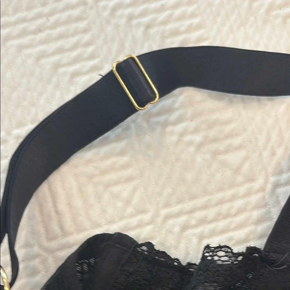 Black Underwire Bra with Adjustable Straps and Molded Cups - Picture 4 of 8
